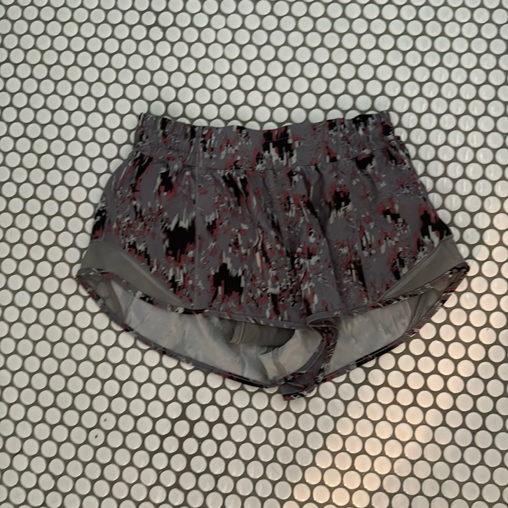 Lululemon size 6 Hotty Hot Shorts. Gray/black/pink pattern
